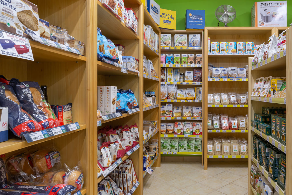 Scaffali all'interno del negozio Biocelia a Manduria pieni di prodotti gluten free